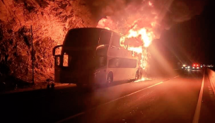 [VIDEO] Bus Pullman San Andrés es consumido completamente por el fuego en Ovalle