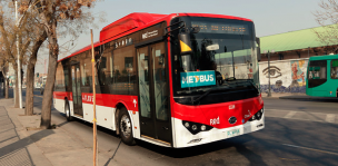 [VIDEO] Mujer es atropellada por bus RED después de ser chocado en Las Condes