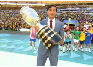 [VIDEO] Se nos fue la Copa América: Matías Fernández entregó el trofeo a Brasil