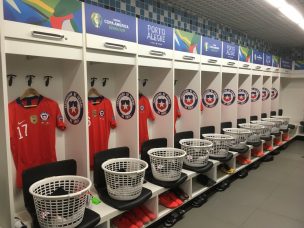 El bello camarín de la Roja en el Arena do Gremio en la previa del duelo con Perú