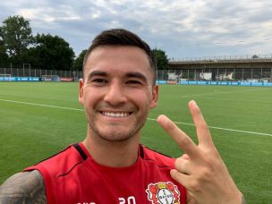 Charles Aránguiz vuelve a entrenar al Bayer Leverkusen y ya prepara la próxima temporada