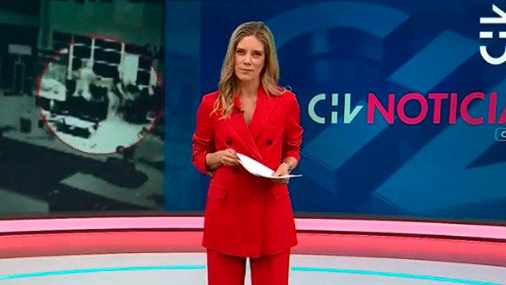 VIDEO | “No me voy a mover”: El tenso “encontrón” entre periodista y Carabineros en plena transmisión de noticiero