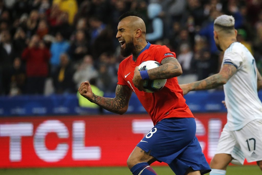 Arturo Vidal molesto con el arbitraje: “Toma protagonismo y calienta el partido”