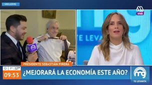 Presidente Piñera regala corbata a periodista de 