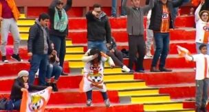 Hincha de Cobresal estuvo a punto de protagonizar fuerte caída por celebrar gol mirando el celular