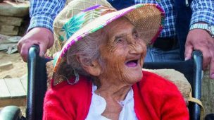 Mujer más longeva de Bolivia recibe a sus 118 años su primera casa propia