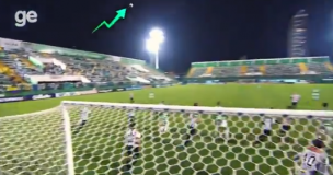 ¿Sobrenatural? El extraño movimiento de pelota en duelo del Chapecoense que se volvió viral