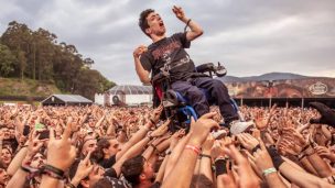 Inclusión en concierto metal: público levantó a joven en silla de ruedas para que disfrutara el show