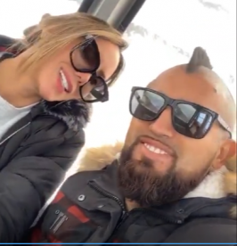 [VIDEO] Así disfruta Arturo Vidal sus vacaciones con Sonia Isaza en la nieve