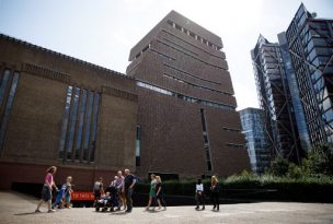 Niño que habría sido empujado desde el 10° piso de un museo en Londres está fuera de peligro