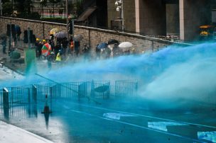 Disturbios en manifestación prohibida cerca del Parlamento en Hong Kong