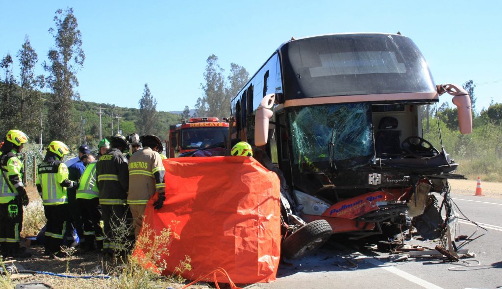 Choque entre bus y automóvil dejó un saldo de tres víctimas fatales en O’Higgins