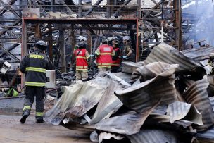 Un adulto mayor muerto y 3 lesionados dejó incendio en 3 viviendas de Viña del Mar