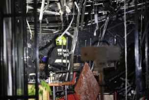 Un muerto y dos bomberos lesionados dejó incendio en fábrica de San Joaquín