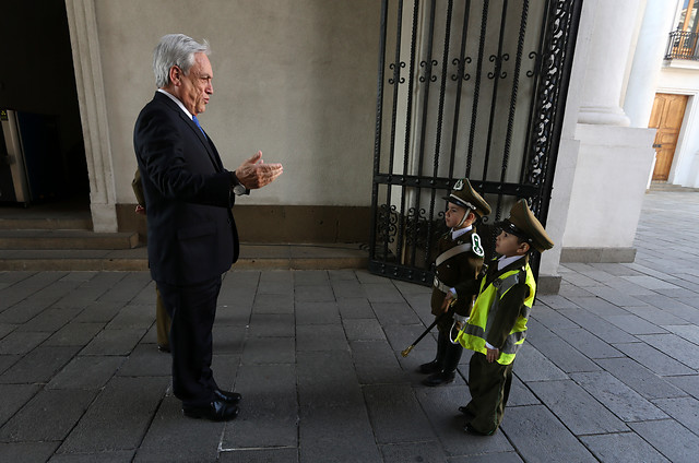 Presidente Piñera fue recibido por “mini” carabineros en La Moneda por el Día del Niño