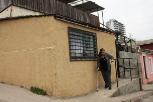 Mujer que usa muletas tiene orden de detención por construir una rampa en su casa en Viña del Mar