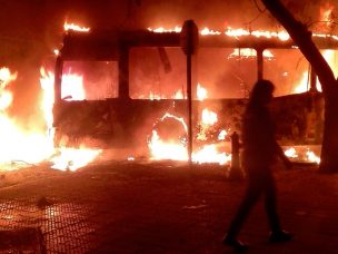 Autoridades condenan la quema de tres buses del Transantiago