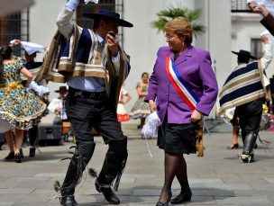 Lo que escucha Michelle Bachelet para celebrar a su fundación: Abba, Víctor Jara, Celia Cruz, Villa Cariño