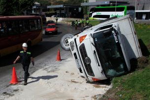 Dos lesionados dejó volcamiento de un camión en Valparaíso