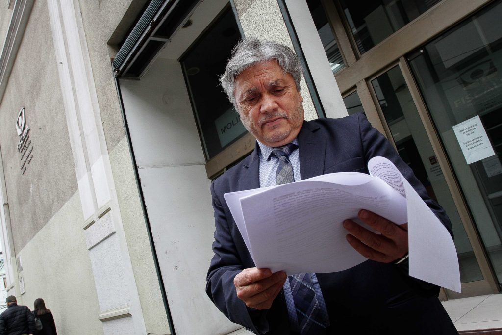 Senador Navarro se querella por difusión de “fake news” en su contra