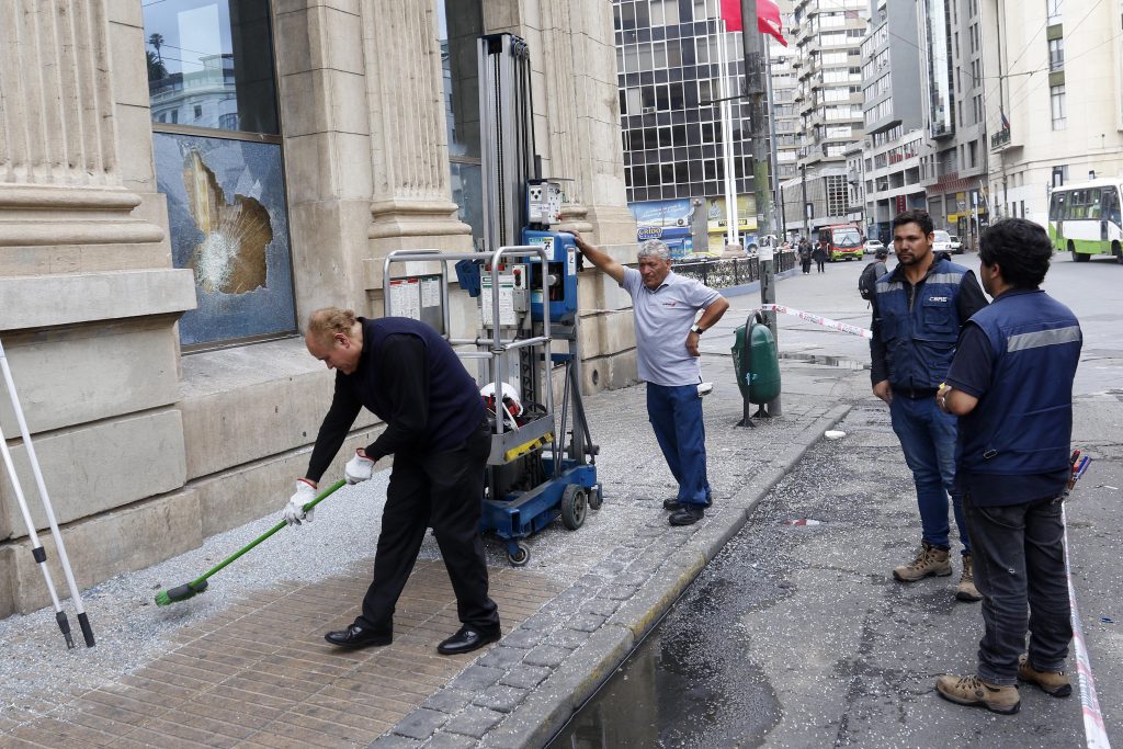 Multan a vecinos que limpian las veredas “fuera de horario” en Valparaíso