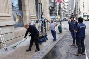 Multan a vecinos que limpian las veredas 