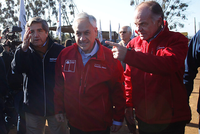 Gobierno vuelve al uniforme de “chaquetas rojas”