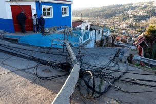 Sismo provocó caída de tres postes del distribución eléctrica en Viña del Mar