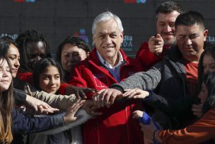 Piñera entrega subsidios: 