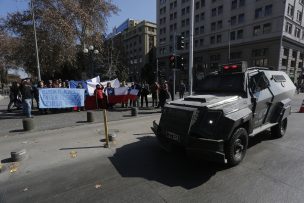 Marcha antimigrantes acabó a golpes entre partidarios y detractores de protesta