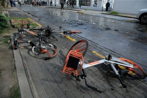 FOTOS | Encapuchados quemaron bicicletas Mobike en Providencia
