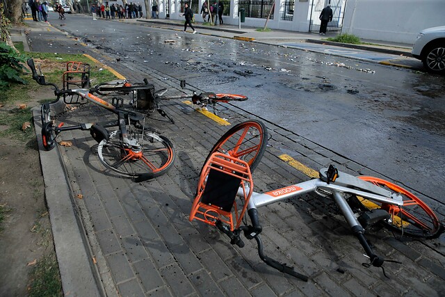 FOTOS | Encapuchados quemaron bicicletas Mobike en Providencia