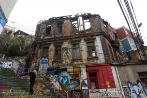 Alcalde de Valparaíso anuncia demolición de seis edificaciones tras derrumbe