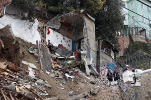 Buscan a una posible séptima víctima entre los escombros del derrumbe en Valparaíso