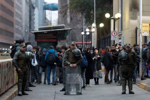 Seis carabineros resultaron heridos e Instituto Nacional suspende sus clases