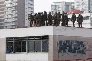 Fuerzas Especiales de Carabineros se instaló en el techo del Instituto Nacional