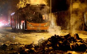 Tres buses quemados y quince detenidos tras disturbios en Santiago