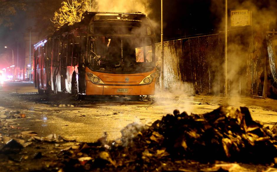 Tres buses quemados y quince detenidos tras disturbios en Santiago