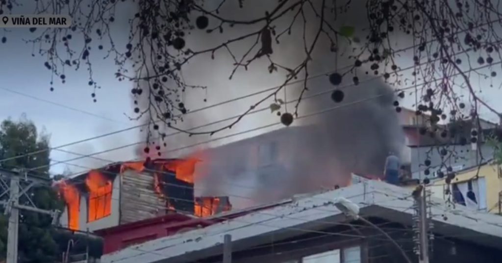 Incendio afecta a múltiples viviendas en sector Forestal de Viña del Mar