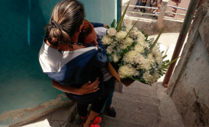 Conmoción en Argentina: Encuentran a niño de 4 años colgando de un puente