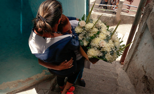 Conmoción en Argentina: Encuentran a niño de 4 años colgando de un puente