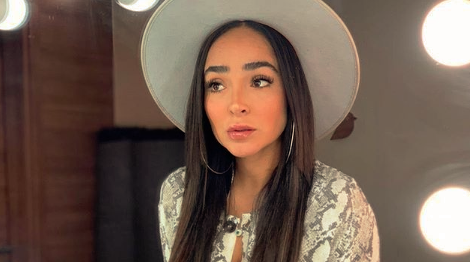 Manelyk González de “Resistiré” comparte foto con un “look” completamente distinto