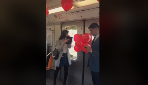 Así fue la pedida de matrimonio en pleno Metro de Santiago