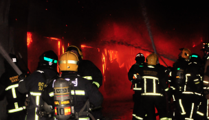 Cuatro personas murieron en incendio que destruyó seis casas en Peñalolén