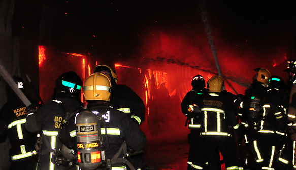 Cuatro personas murieron en incendio que destruyó seis casas en Peñalolén