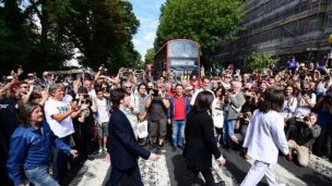 A 50 años de Abbey Road : Miles de fanáticos se reúnen para recrear fotos de The Beatles