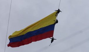 Dos militares mueren al caer de helicóptero durante espectáculo aéreo en Colombia [VIDEO]