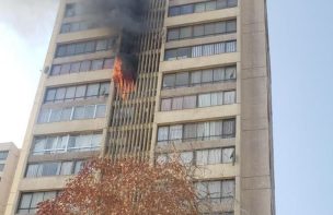 Incendio en altura es controlado en edificio de Recoleta