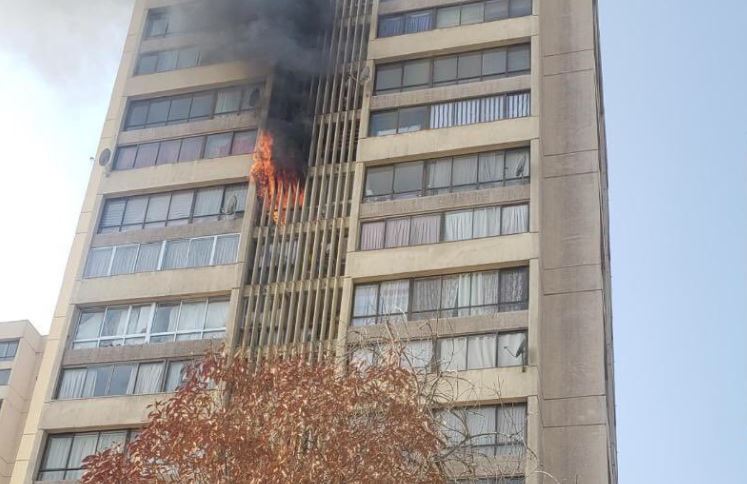 Incendio en altura es controlado en edificio de Recoleta