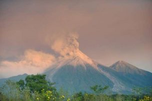 Volcán de Fuego de Guatemala lanza ceniza a comunidades aledañas